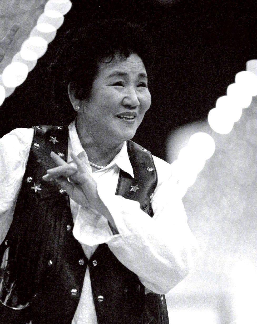 赵丽蓉没有放弃,他十年如一日的练习评剧,最终靠着《花为媒》重归演艺