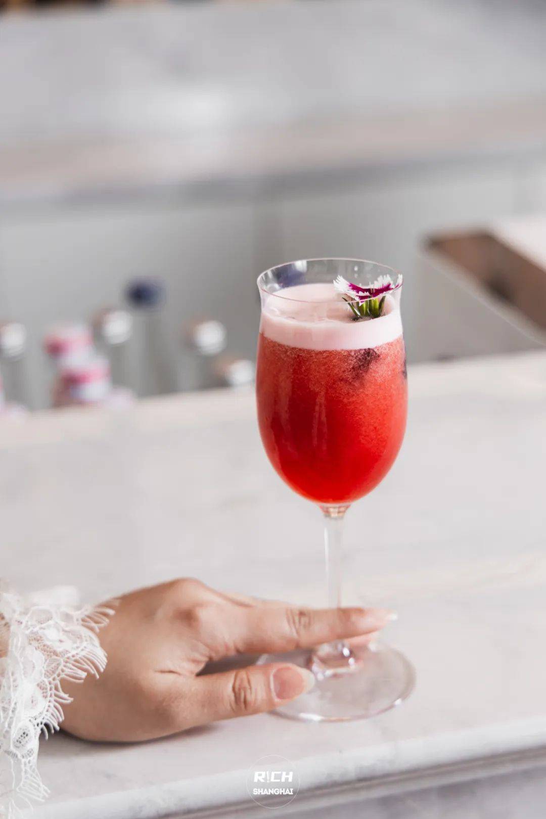 鸡尾酒香甜气味在唇齿间绽放松弛与惬意瞬间涌上心头*左右滑动查看