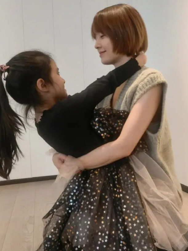 文章小女儿迎10岁生日,马伊琍设宴庆祝,打扮少女比女儿抢镜