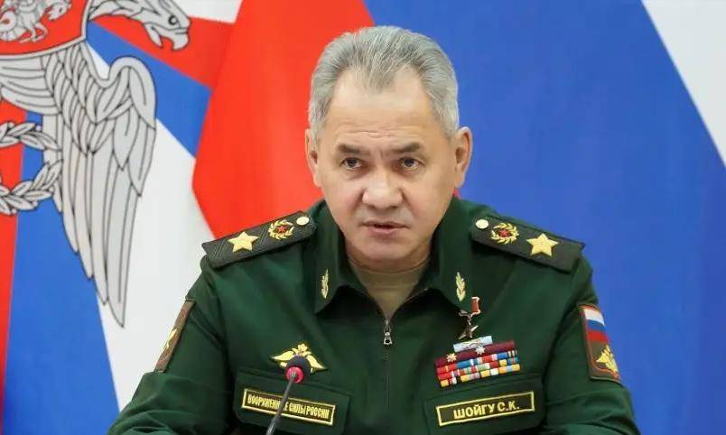 基于这种高压的态势下,年轻的绍伊古最终还是改变了自己想要从军的