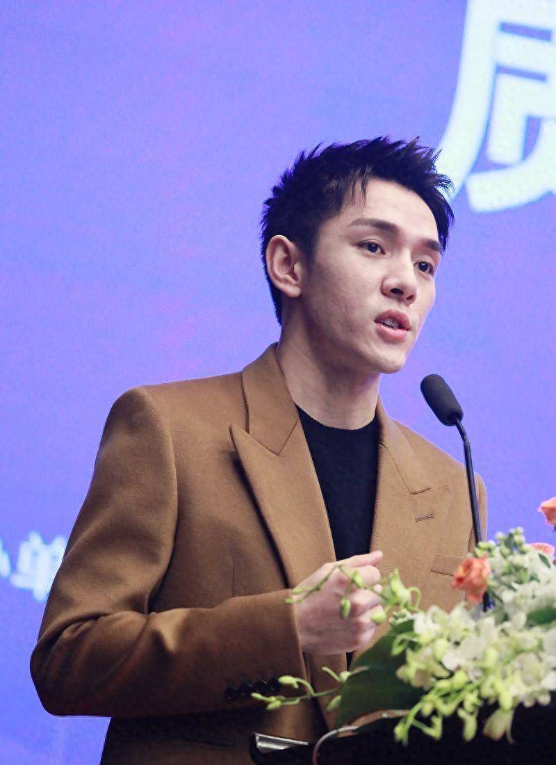 2024年,李佳琦,一位备受欢迎的网红主播,因其一系列行为再次引发了