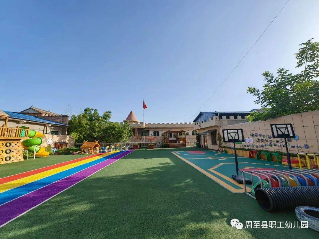 我园生态环境自然,园内各种大型玩具分布错落有致,布局合理,功能部室