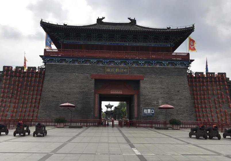 这座古城就是水浒影视城,也被人们称为大宋不夜城,它地处于山东省泰安