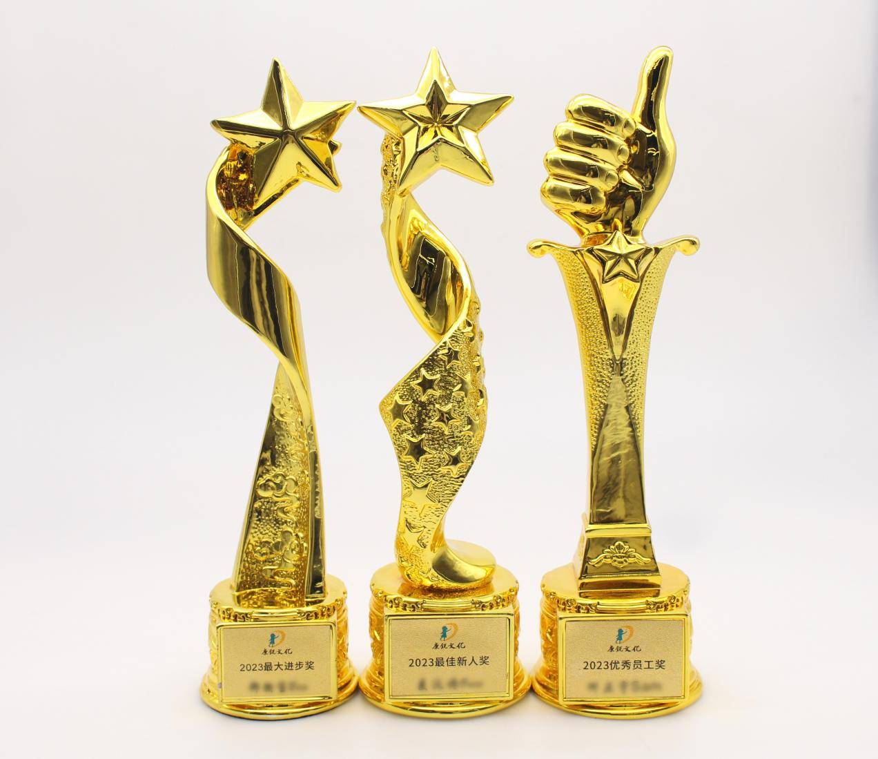 "最佳新人奖""最大进步奖""优秀员工奖"等出色员工奖杯均采用了纯金色