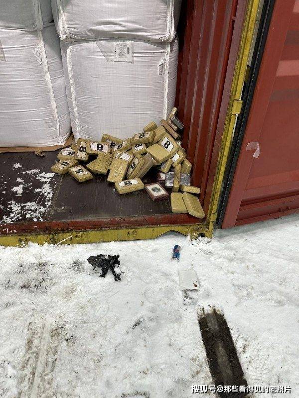 俄罗斯警方查获了超过一亿美元的毒品_海关人员_进行_集装箱