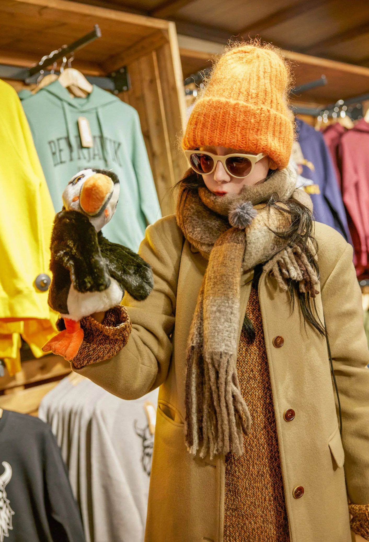 迪丽热巴戴橘色绒线帽减龄吸睛 搭配围巾温暖舒适_时尚_整体_造型