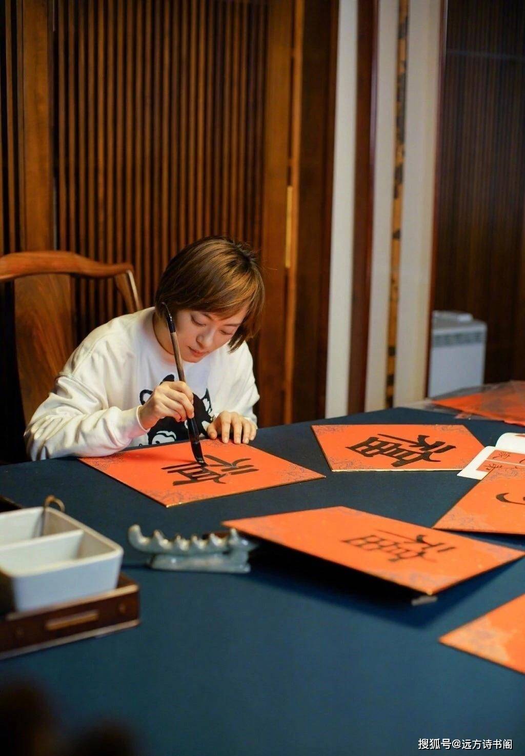 孙俪大秀春联书法,严谨端庄,羡煞书法家_隶书_小篆_内容