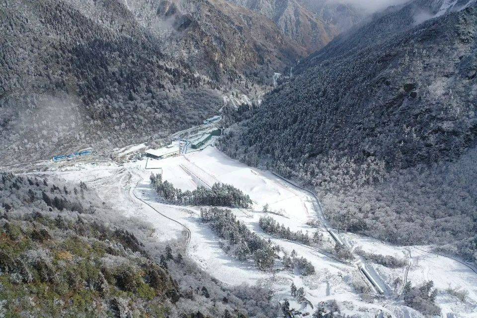 汶川羌人谷滑雪场冰雪经济"热力"十足～_旅游_项目_天府