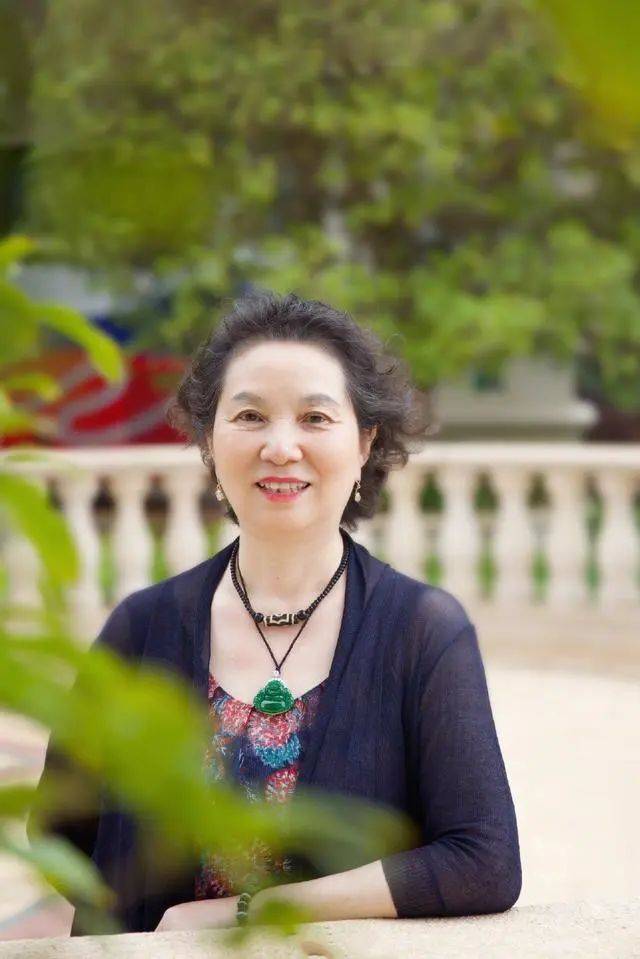 70岁发福不减肥,气质高级不输明星儿子!_红色_丝巾_岁月