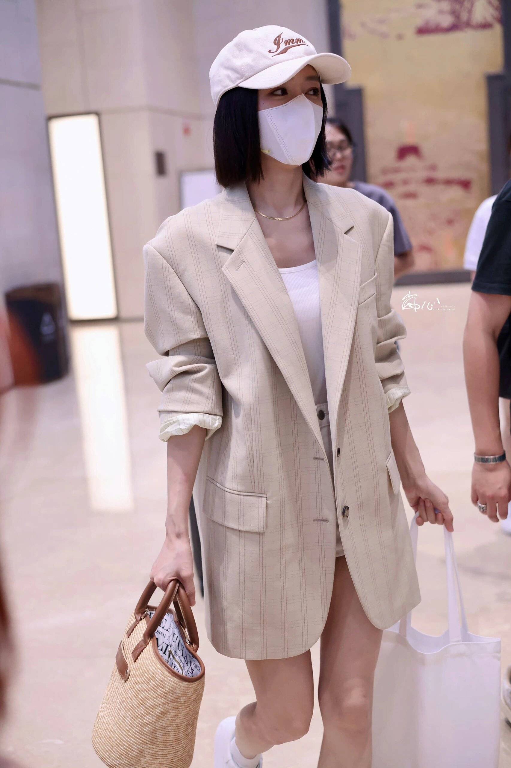 秦岚带火了一种"显瘦"穿搭:大衣 短裤 波波头短发,时髦又洋气_西装