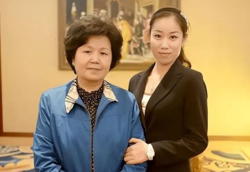 75岁邢质斌接孙子放学被围观!