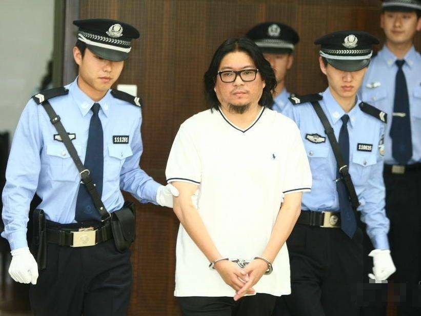 当时,张翰违章后逃逸并拒绝接受交警检查,还开车拖行交警100米,直接