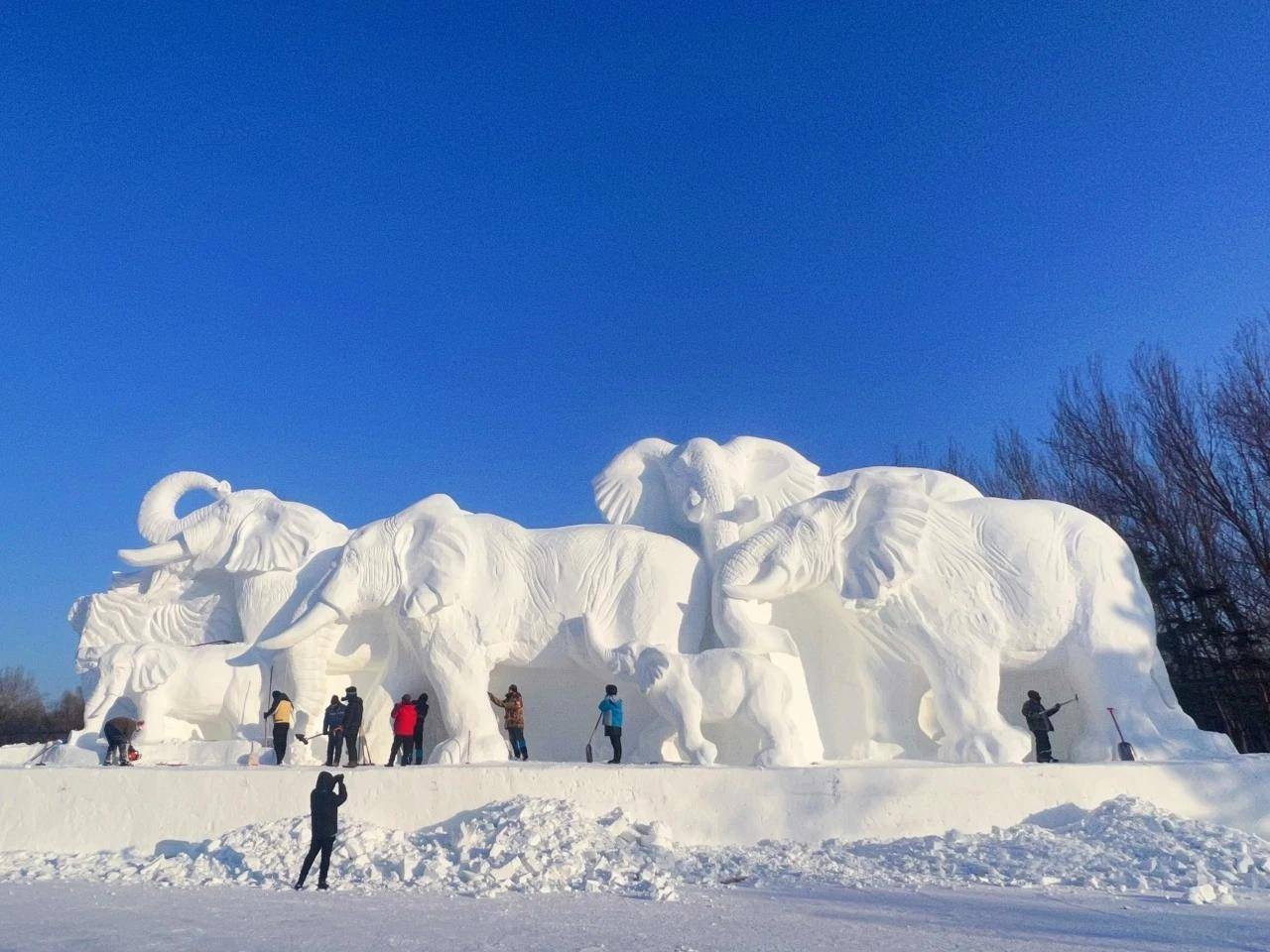 太阳岛雪博会《万象更新》雪雕吸引众多游客打卡_创作_造型_生活报
