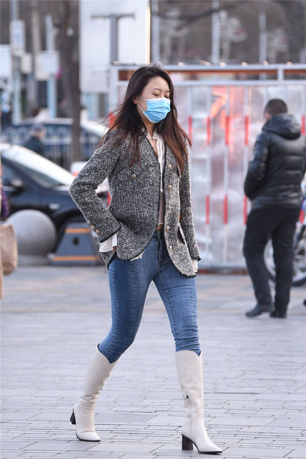 6厘米的粗跟长靴,白色靴筒和黑色粗跟设计,搭配蓝色的紧身牛仔裤