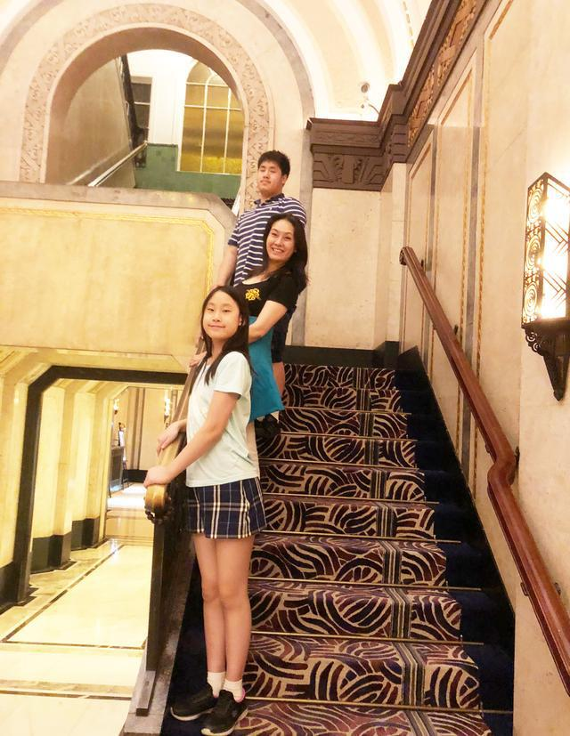 而今贾妮和谢晓辛结婚这么多年了,他们依然相濡以沫,恩爱如初,孩子们