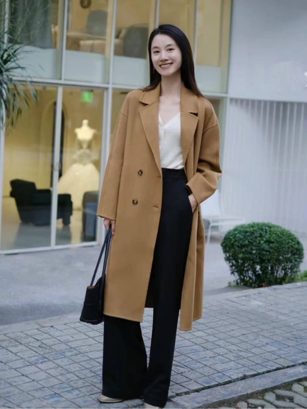 2月初又火了一种穿搭叫"大衣 阔腿裤",40岁以上女人穿太美了_时尚