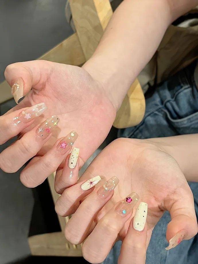 80 某书爆火的ins风新年美甲!快来抄作业!_红色_风格_指甲