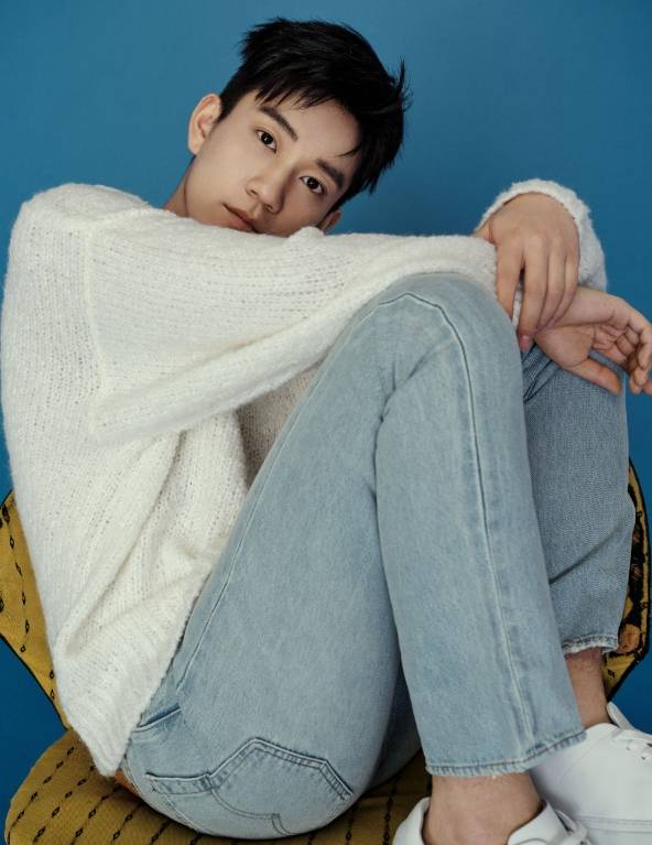 当众抽烟不能拍腿耍大牌,媒体最反感艺人,邓为罗云熙成毅被提名_明星