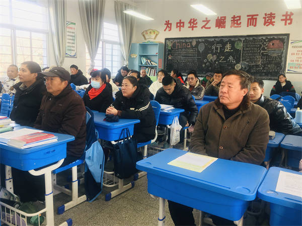 盱眙县维桥初级中学召开"与家长携手助苗"期末家长会_孩子_交流_教室