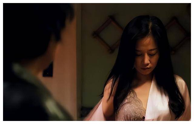 40岁谭卓官宣恋情?男友是演员"黄毛",两人亲吻照曝光