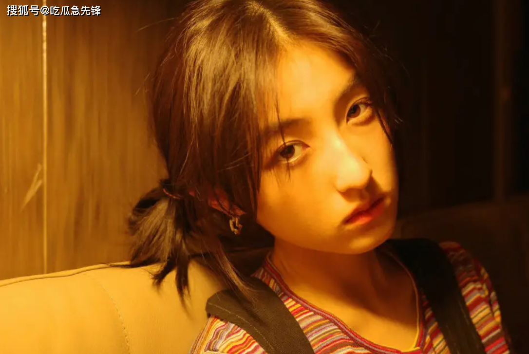 张子枫单身了,剧组忙着拍摄新戏,番位待遇都很好,专心蹲组拍戏_口碑