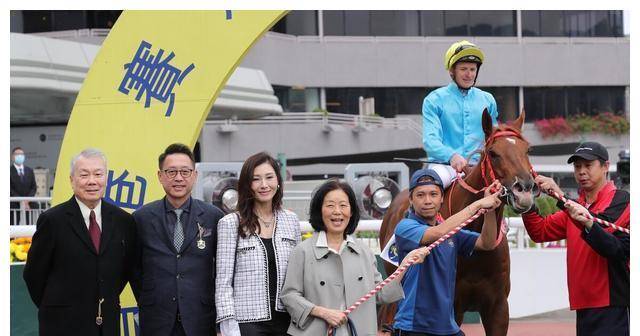 嘉欣,许晋亨十指紧扣,幸福恩爱现身马会_婚姻_夫妻俩_社会