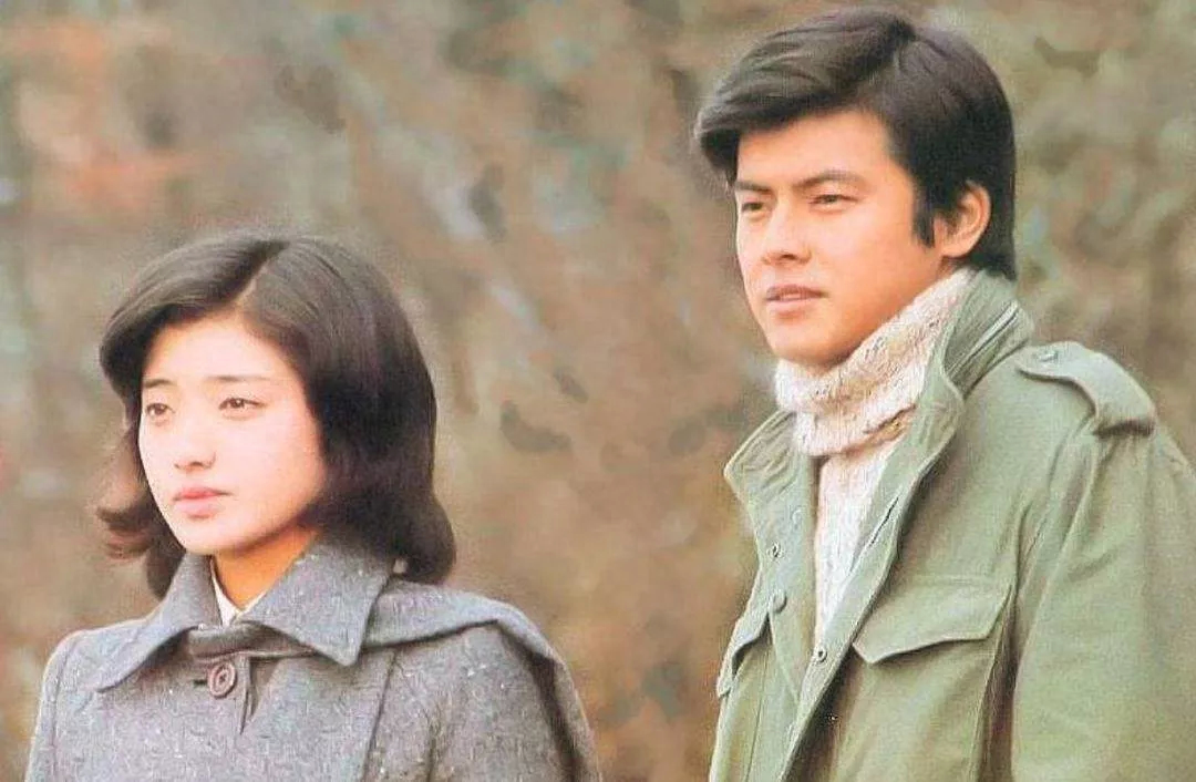 1975年一年,兩人就出演了三部影視劇,其中包括經典的《潮騷》《血疑》