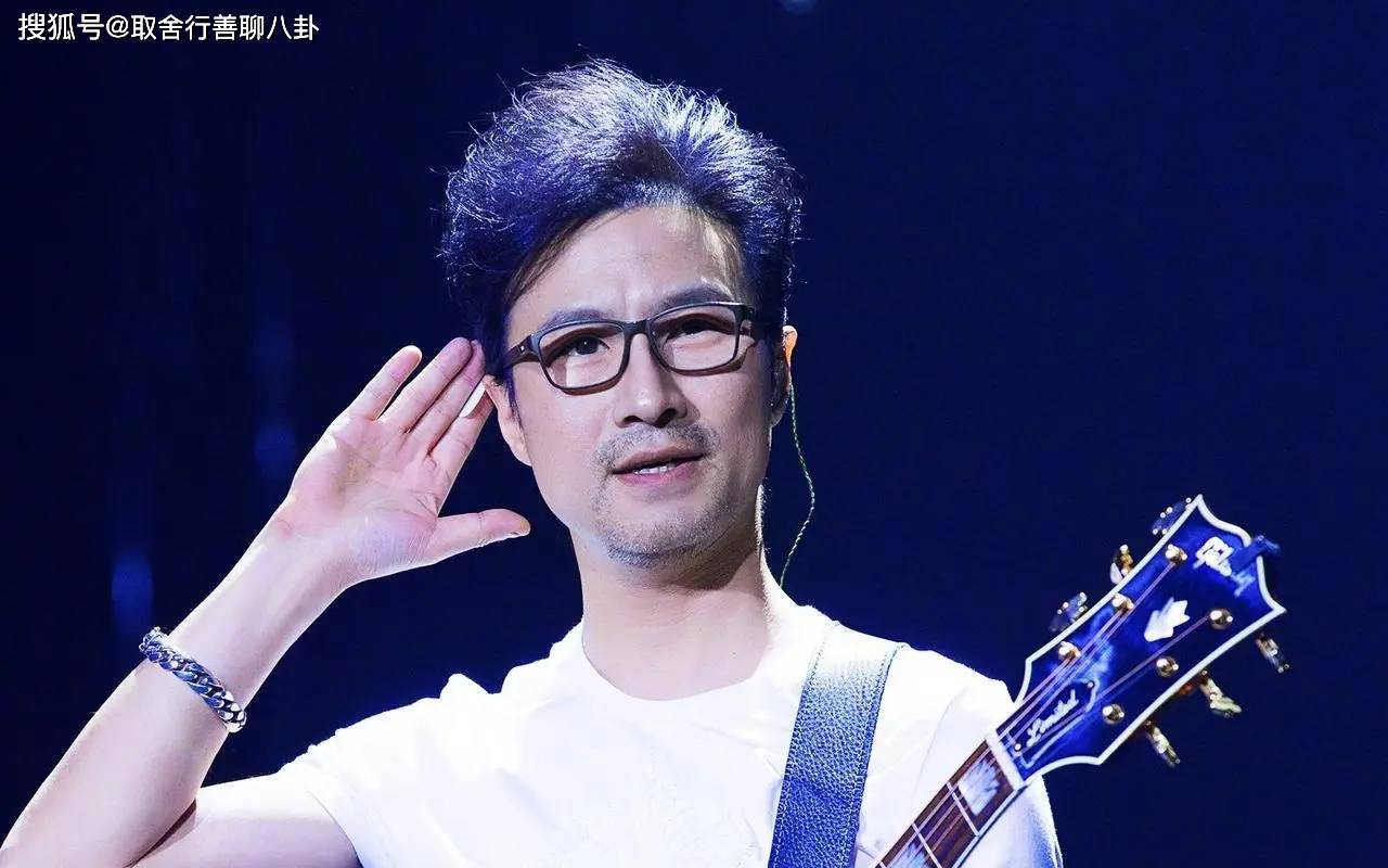 他相继发行了多张专辑,其中包括《爱是一颗幸福的子弹》,《笑着哭》