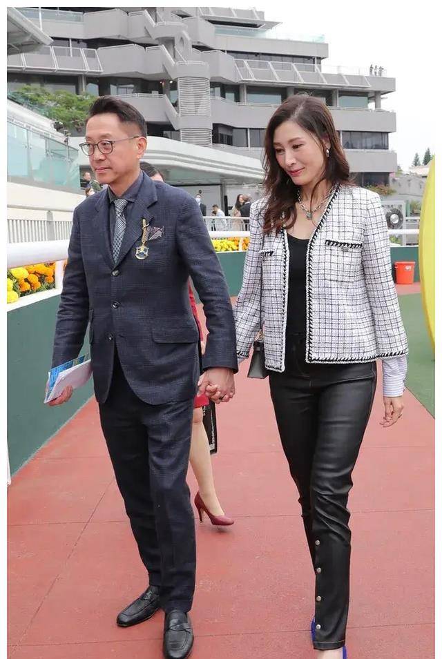 嘉欣,许晋亨十指紧扣,幸福恩爱现身马会_婚姻_夫妻俩_社会