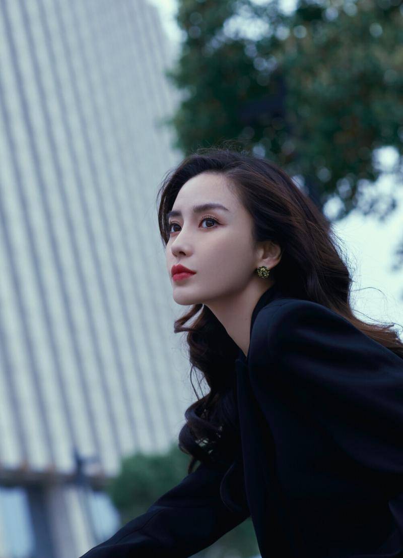 与此同时,angelababy杨颖至今在国内娱乐圈仍无法复出.