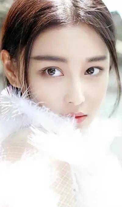 张馨予:36岁不羁性感妩媚,重返20岁的丰腴身材炸裂!_魅力_演技_时尚