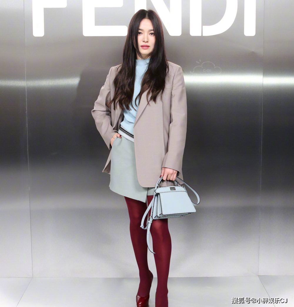 42岁宋慧乔现身巴黎时装周,西装搭配酒红袜,网友:真敢穿_红色_丝袜