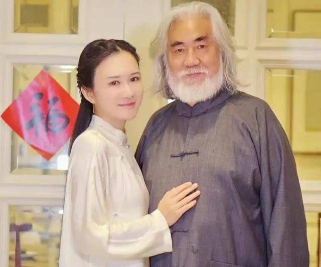 导演张纪中晒与妻子甜蜜合影,狗粮没发成,却老夫少妻引发热议!