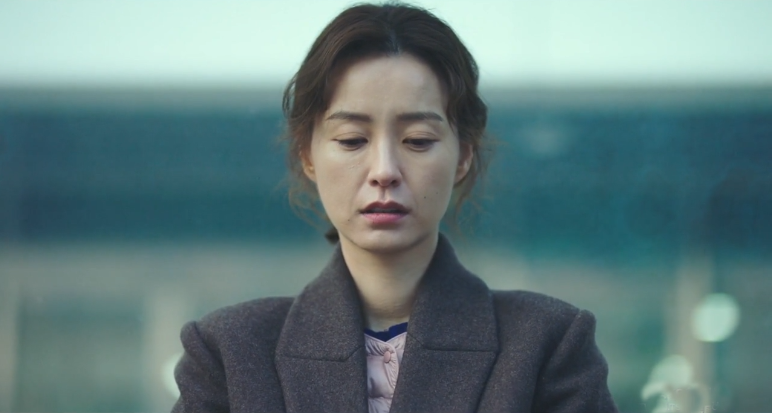 在大家的嬉笑声中,李娇的头埋得更低了.