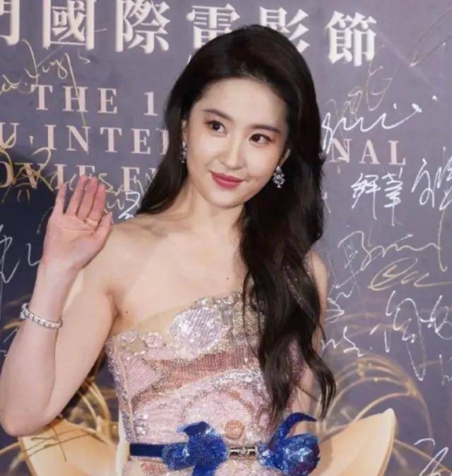 当36岁刘亦菲跟34岁文咏珊站一起,我才彻底明白,什么叫魅力女神_女性