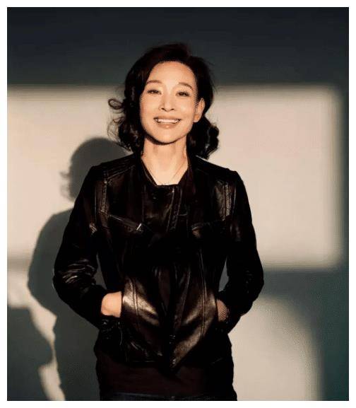 part02陈冲的更多搭配风格解读解读1:黑色修身皮衣 深色牛仔裤陈冲这