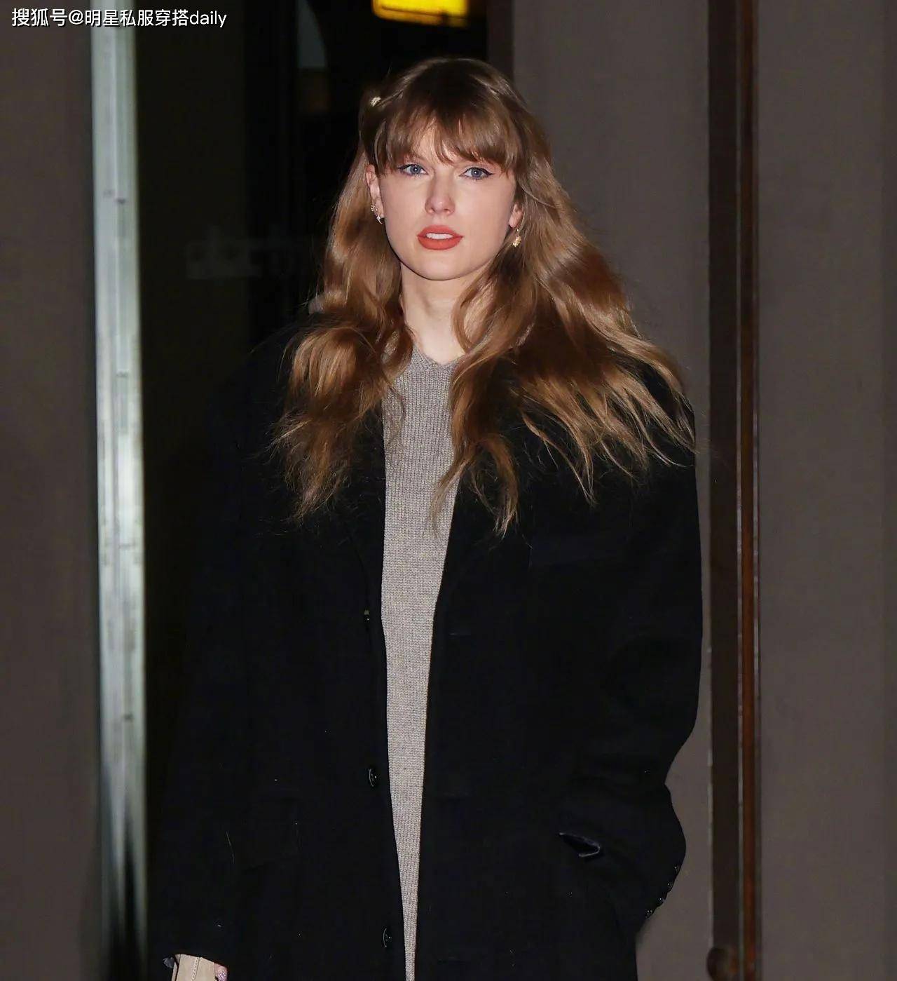 红衣红唇搭配金发整个闪耀全场!