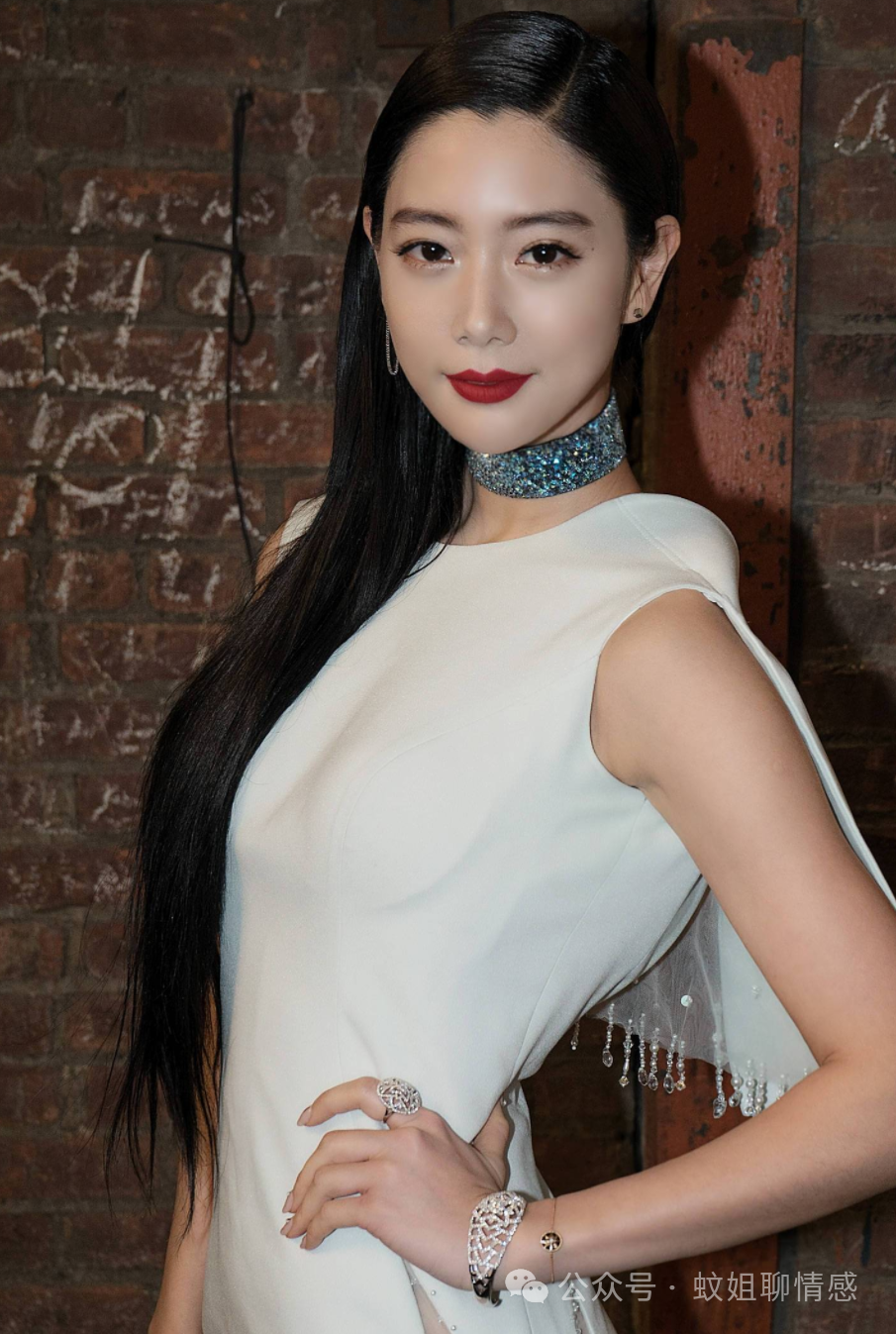 克拉拉-完美曲线,性感与才华并存,女人味十足!_拉克拉_表演_魅力