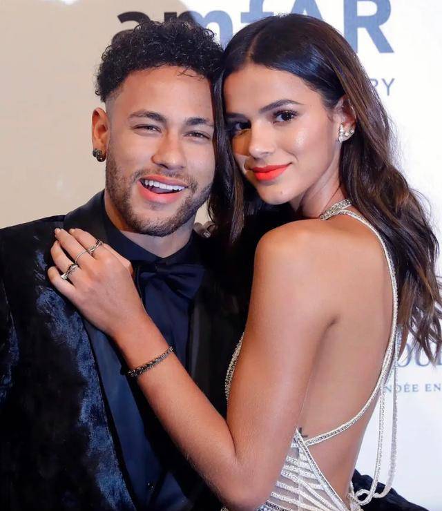 内马尔迎来第三个孩子,家庭变化引发关注_阿曼达_布鲁纳_好朋友