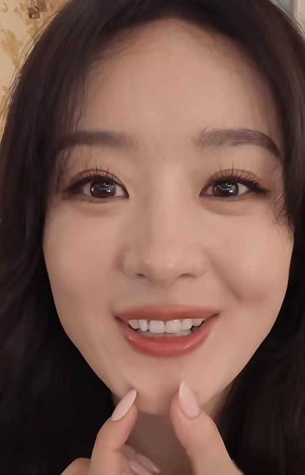 点赞量破440万!赵丽颖素颜照引发热议,治好了我的容貌焦虑