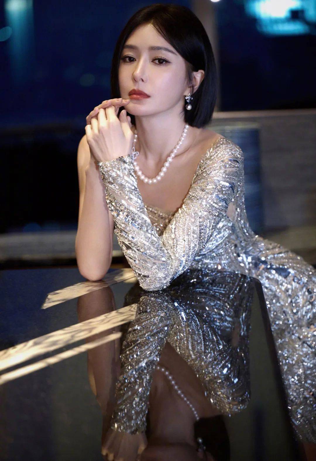 秦岚一身惊艳露背装,大秀美人沟,美得挪不开眼,你认为谁能配得上她?