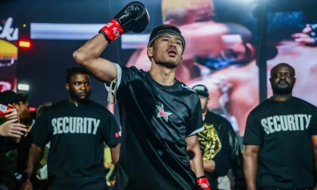 站立格斗选手之一,并且曾在日本与那须川天心有过一次争议巨大的比赛