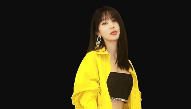 李菲儿穿连体内裤走光!