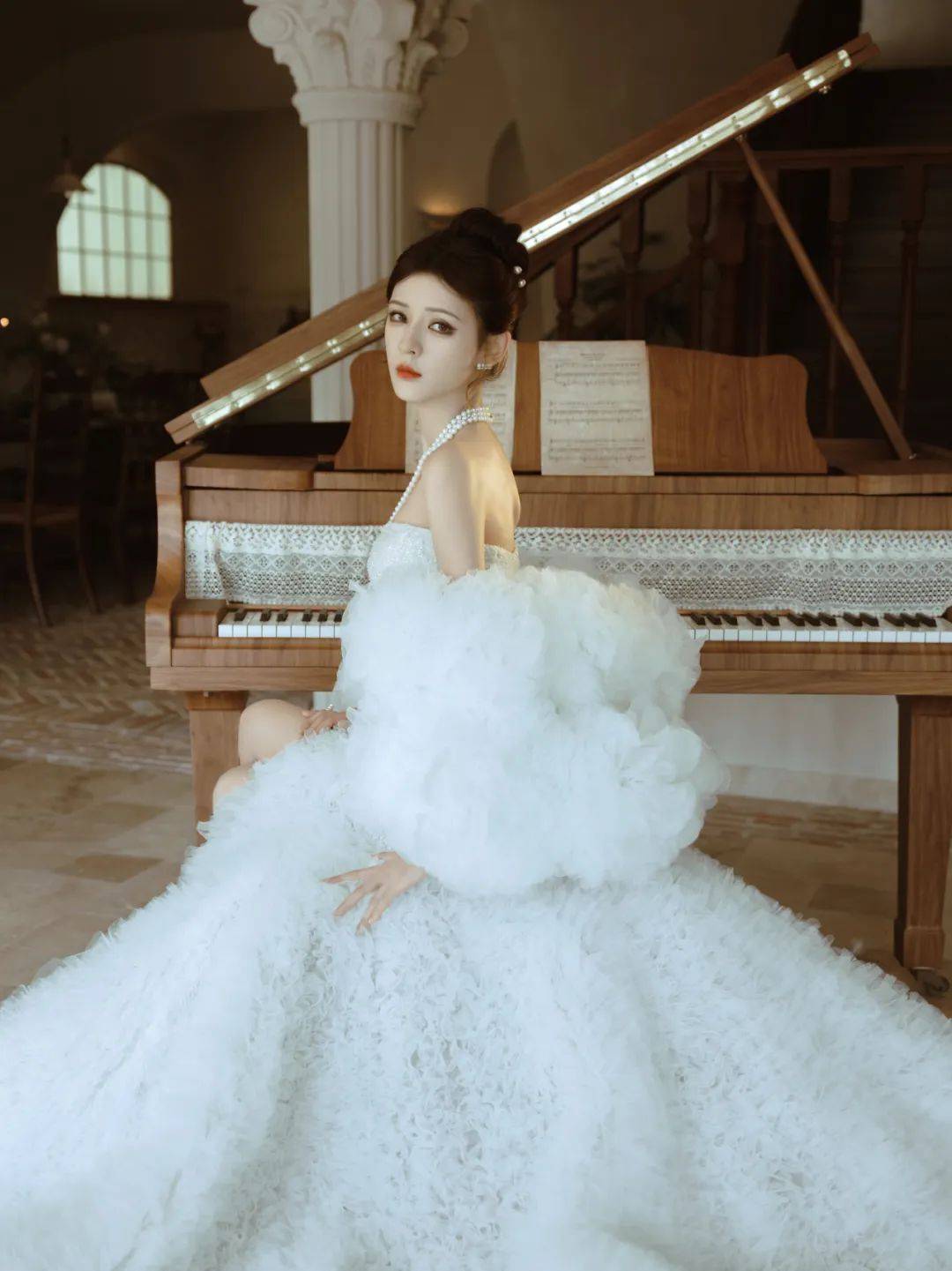 张予曦生日写真曝光:白色羽毛裙尽显优雅,天使美貌震撼全网!