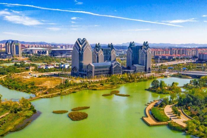 核心区的贵阳大数据科创城,围绕"一心两园三谷"(创新中心,苏贵产业园