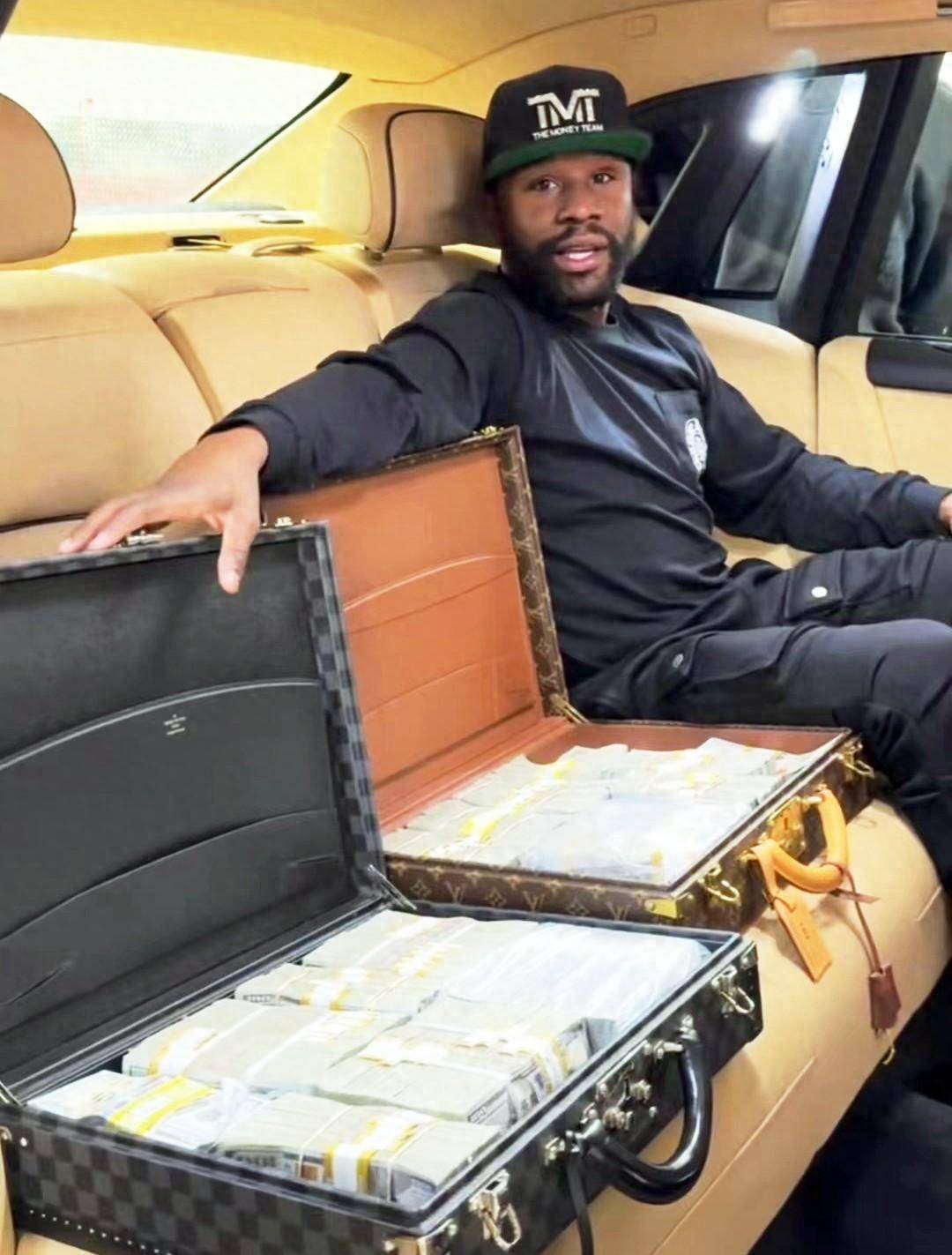 拳王梅威瑟再炫富:乘坐387万元豪车,展示整整两箱子钞票_搜狐汽车