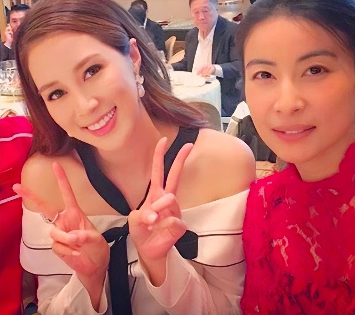 徐子淇夫妇出席名媛庆生会,合照站边上不失优雅,李家诚面部圆润_社交