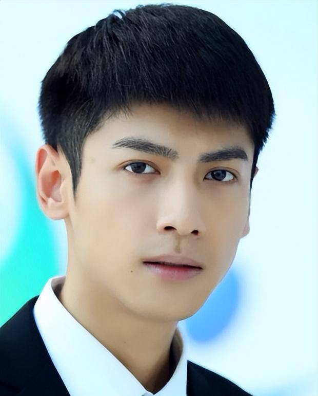 谢霆锋的手,赵丽颖的血栓,纵使万丈光芒,背后却尽是心酸!