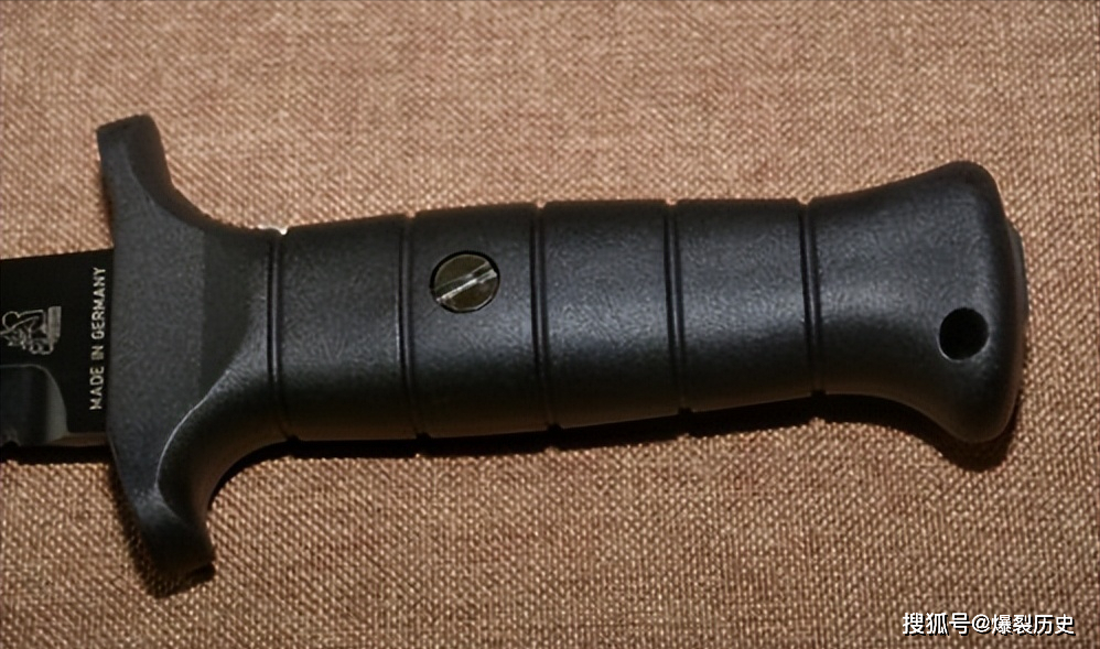 世界名刀,德国索林根km2000战斗刀,古典工艺和现代技术完美结合_刀鞘