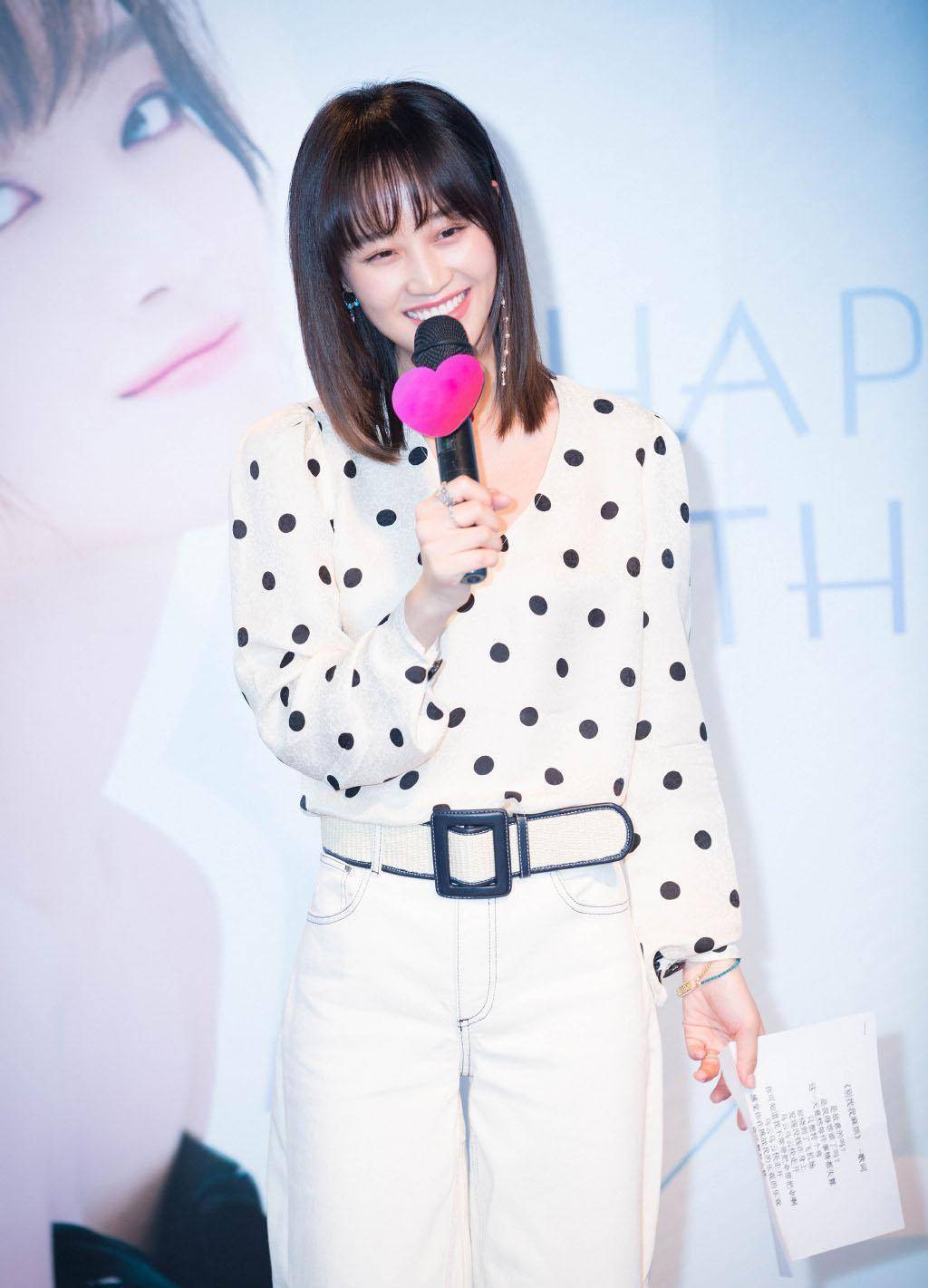 蓝盈莹最新杂志照,穿紫色衬衫搭深蓝西服套装裙,干练职场风_黑色_身材